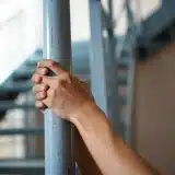 Prix d’un monte-escalier neuf ou d’occasion : coût, installation et aides