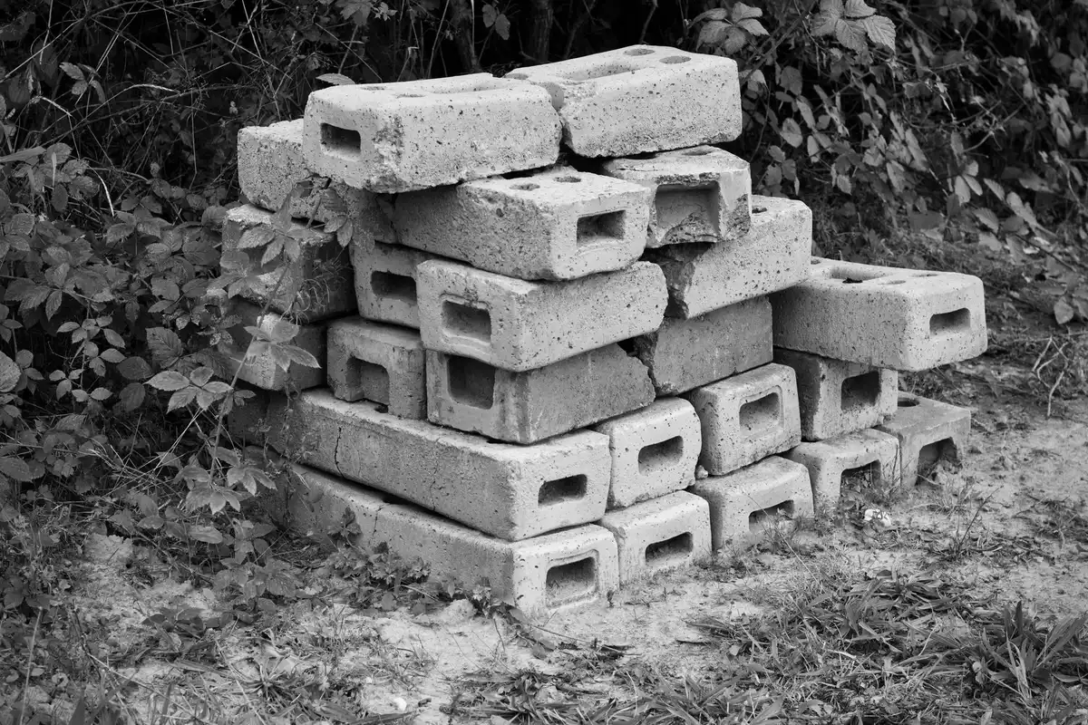 Pile de parpaings creux empilés sur un chantier de construction