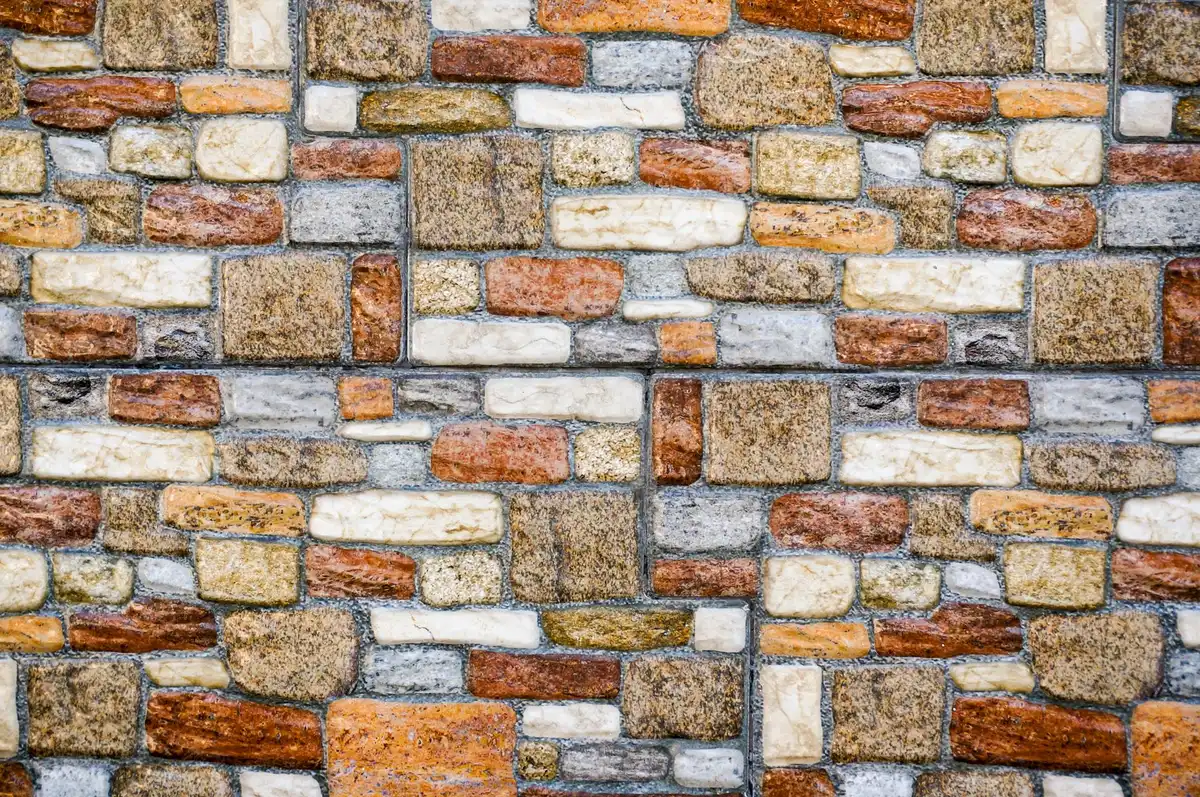Mur fini avec un parement en pierre naturelle et crépi
