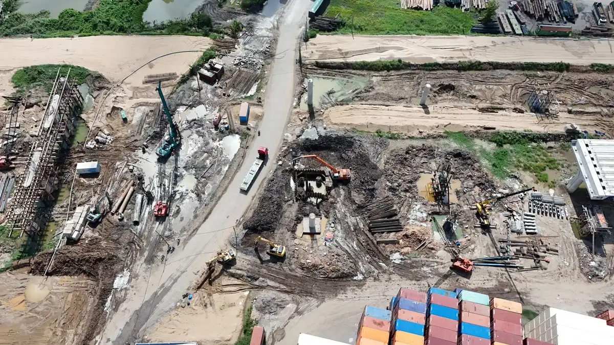Conteneur métallique neuf sur un chantier avec préparation des fondations
