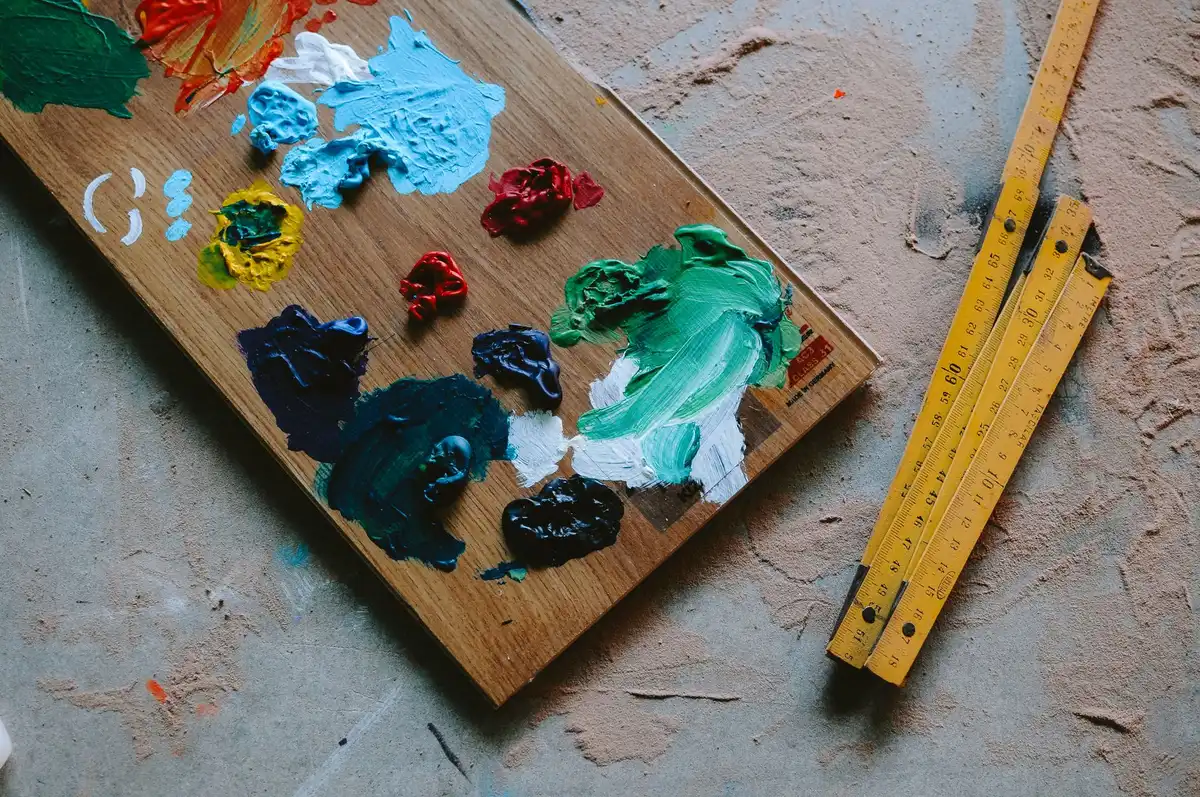 Fournitures de peinture intérieure : rouleau, ruban de masquage et échantillons de couleur sur une bâche