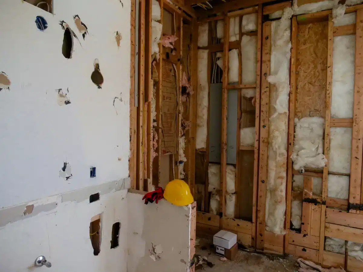 Pose sur ossature : montants métalliques avec isolant intégré dans une cloison en cours de construction