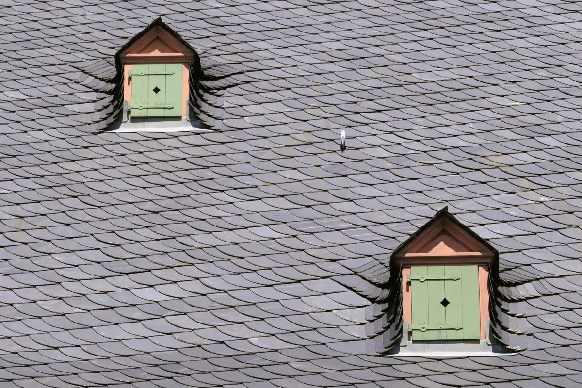 Différents matériaux de couverture toiture : tuiles, ardoise, bardeaux et zinc