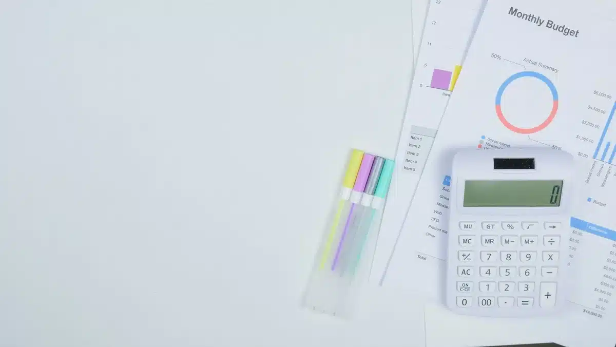 Calculatrice et documents financiers pour simuler le coût total d'une facture énergétique