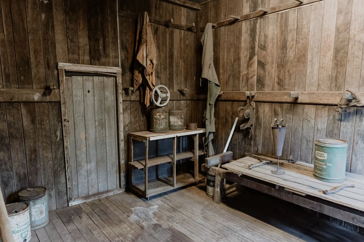 Sélection de matériaux bruts : bois, métal et béton dans un aménagement atelier.