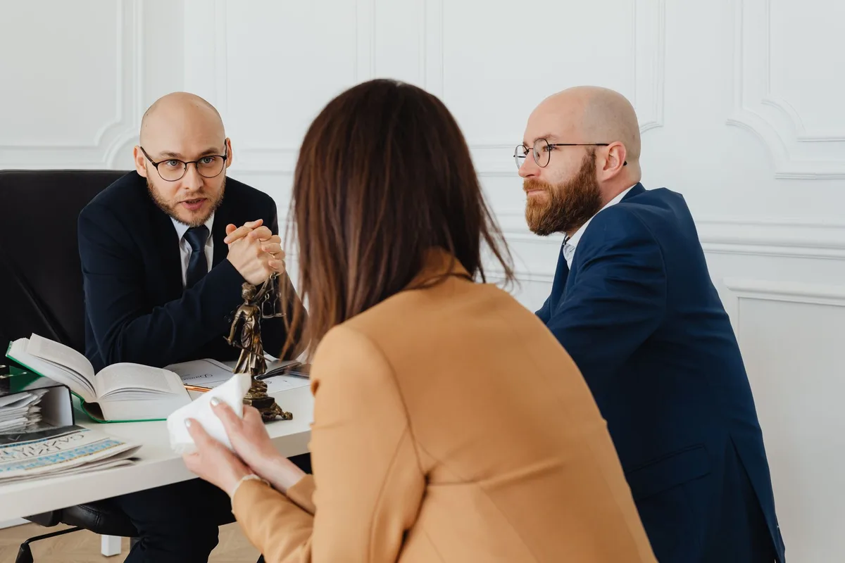 Consultation juridique avec un avocat spécialisé en droit des voisinages.