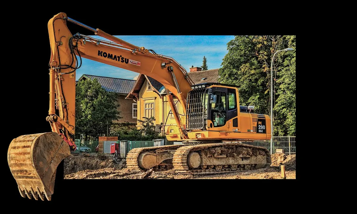 Chantier de construction avec tranchées de fondation, armatures métalliques et béton frais coulé dans les excavations
