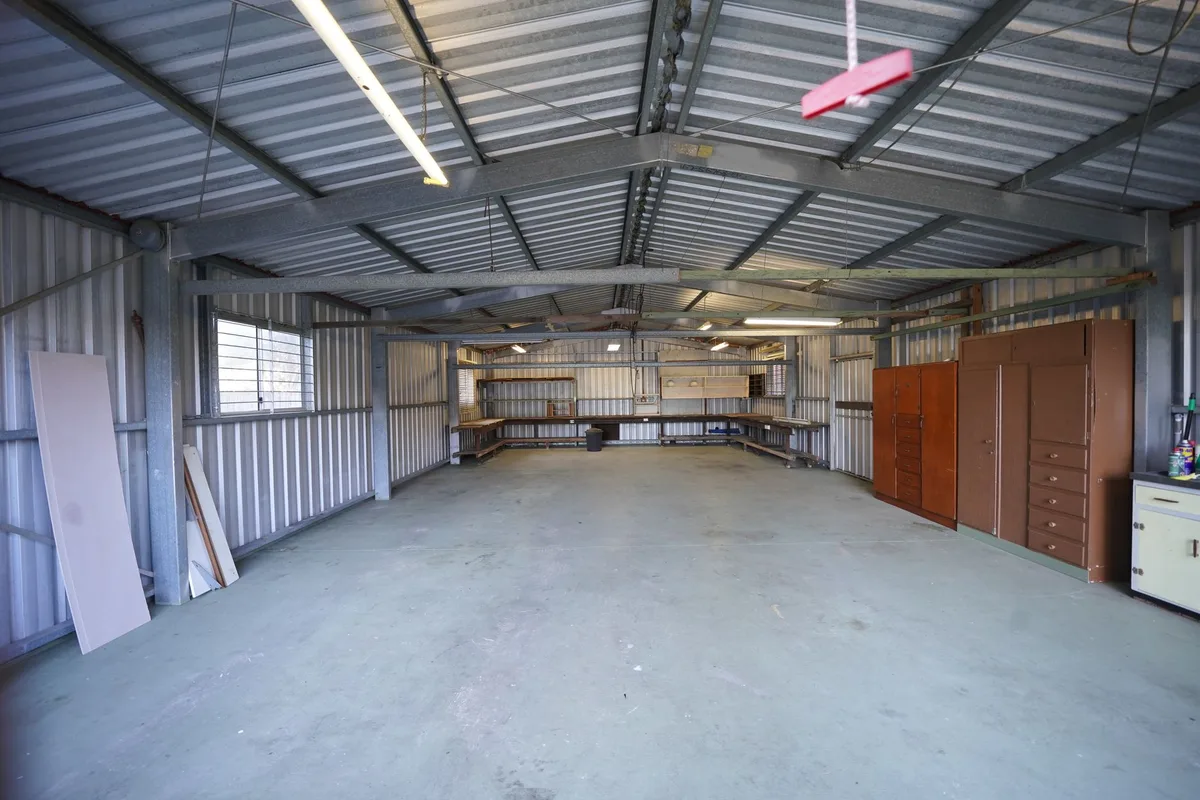 Intérieur d'un garage double vide avec deux places de stationnement côte à côte