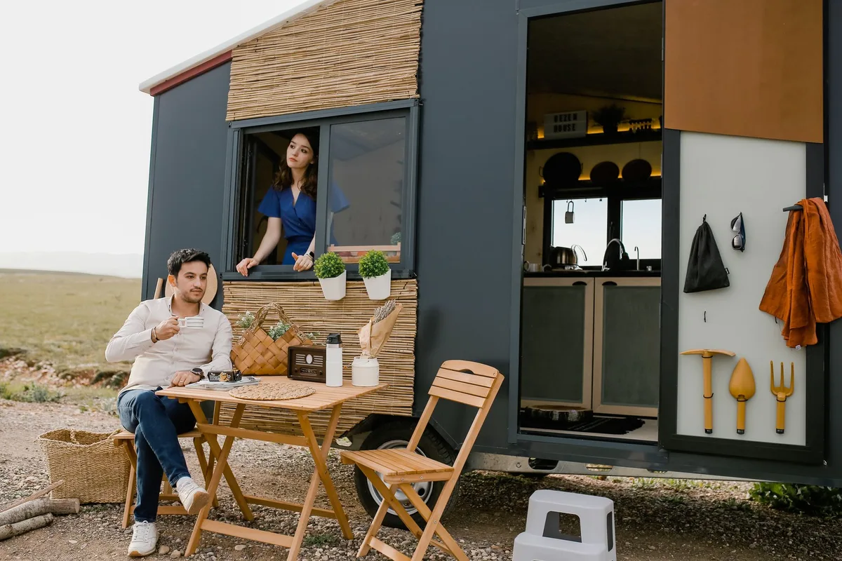 Tiny house mobile sur terrain rural avec raccordements et environnement paysager