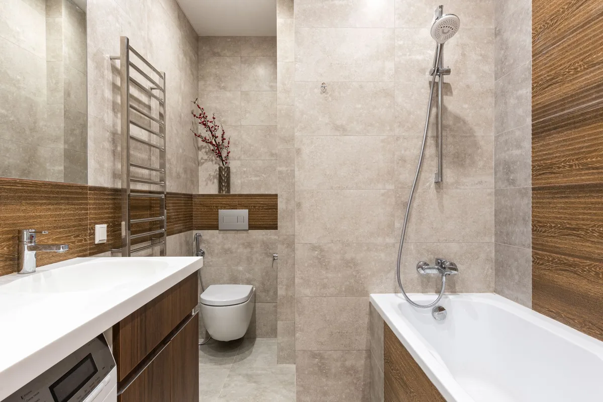 Baignoire d'angle compacte dans une petite salle de bains