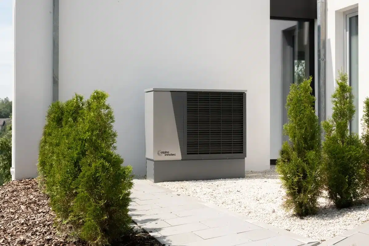 Contrôle qualité et vérification des éléments clés avant installation d'une pompe à chaleur
