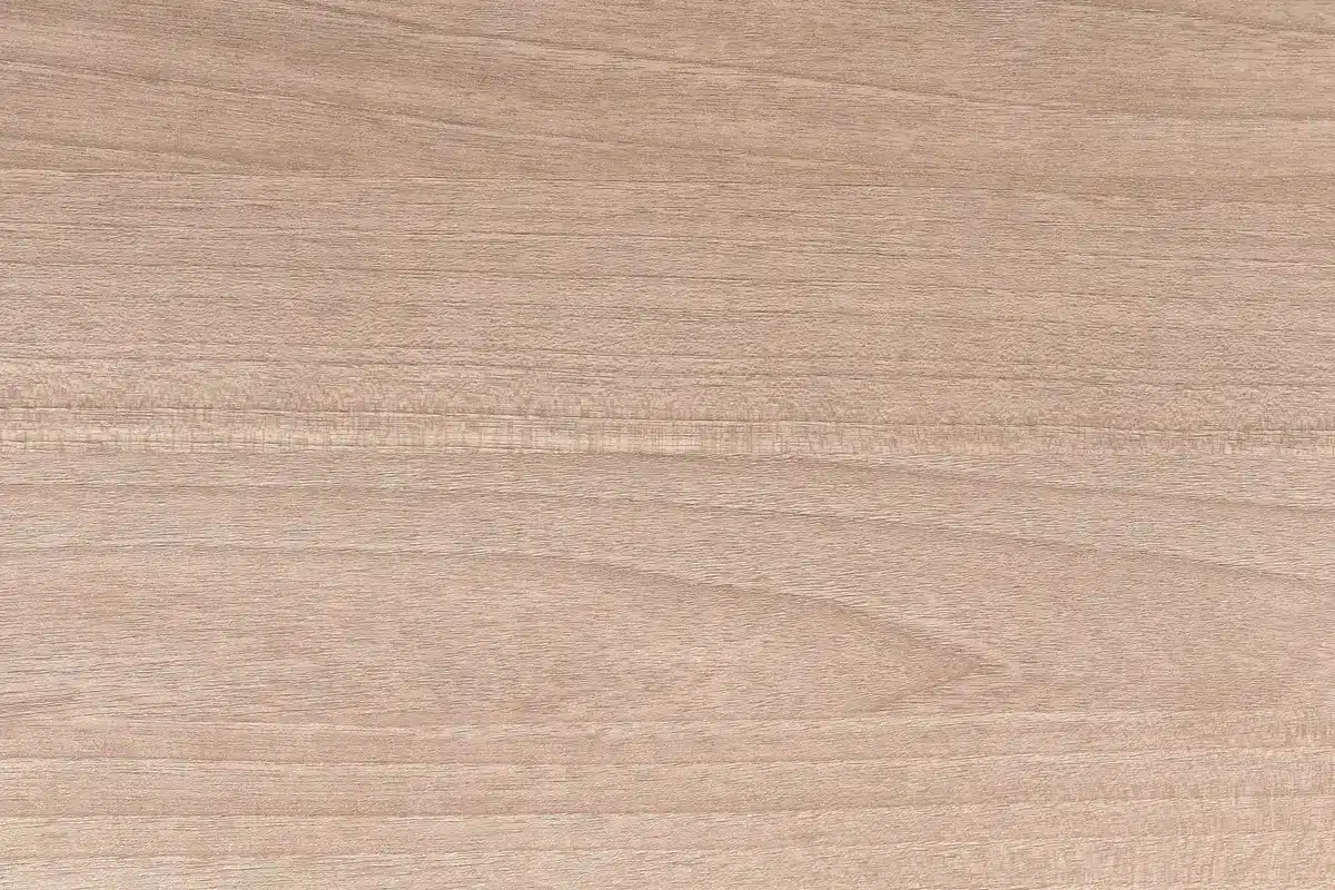 Détail de matériaux naturels : bois clair, pierre et textiles lin dans un intérieur contemporain.