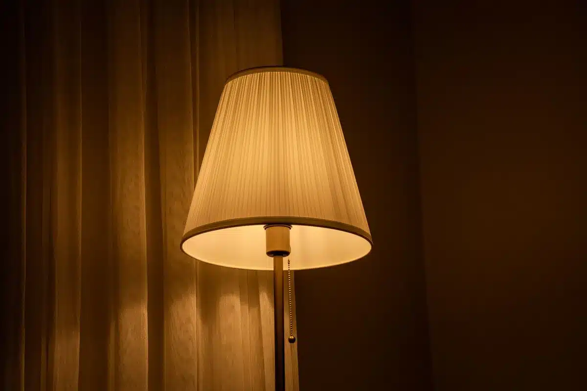 Espace de vie avec différentes sources lumineuses créant une ambiance chaleureuse et modulable.