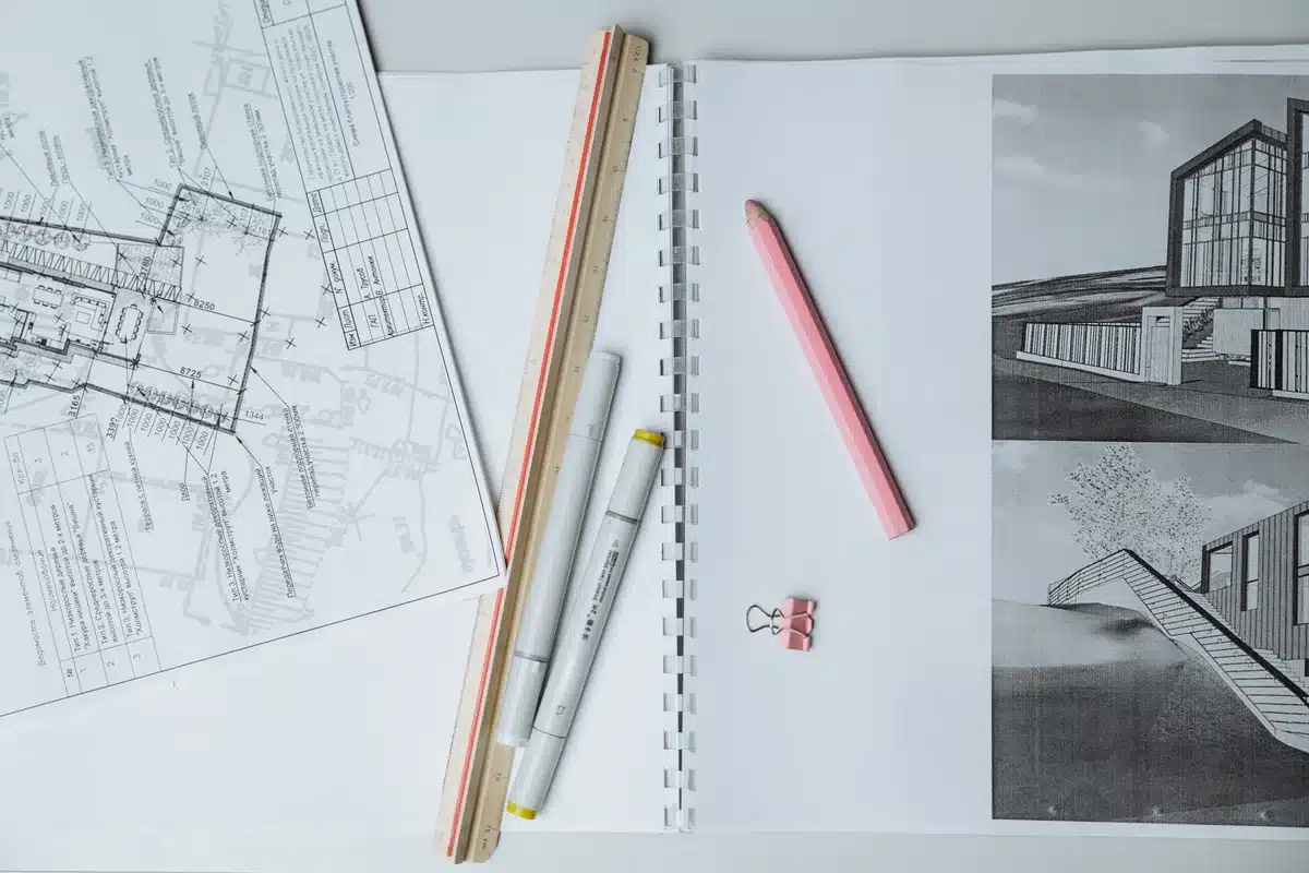 Dossier de projet avec plans et photos d'aménagement de terrasse sur un bureau