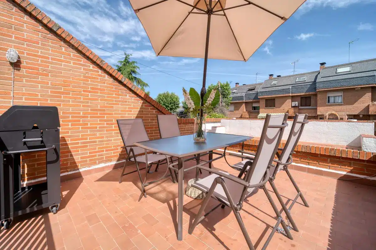 Terrasse aménagée avec mobilier, plantes et équipements de détente
