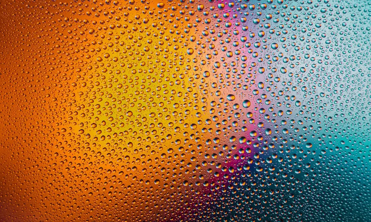Traces de condensation et moisissures visibles sur le rebord d'une fenêtre
