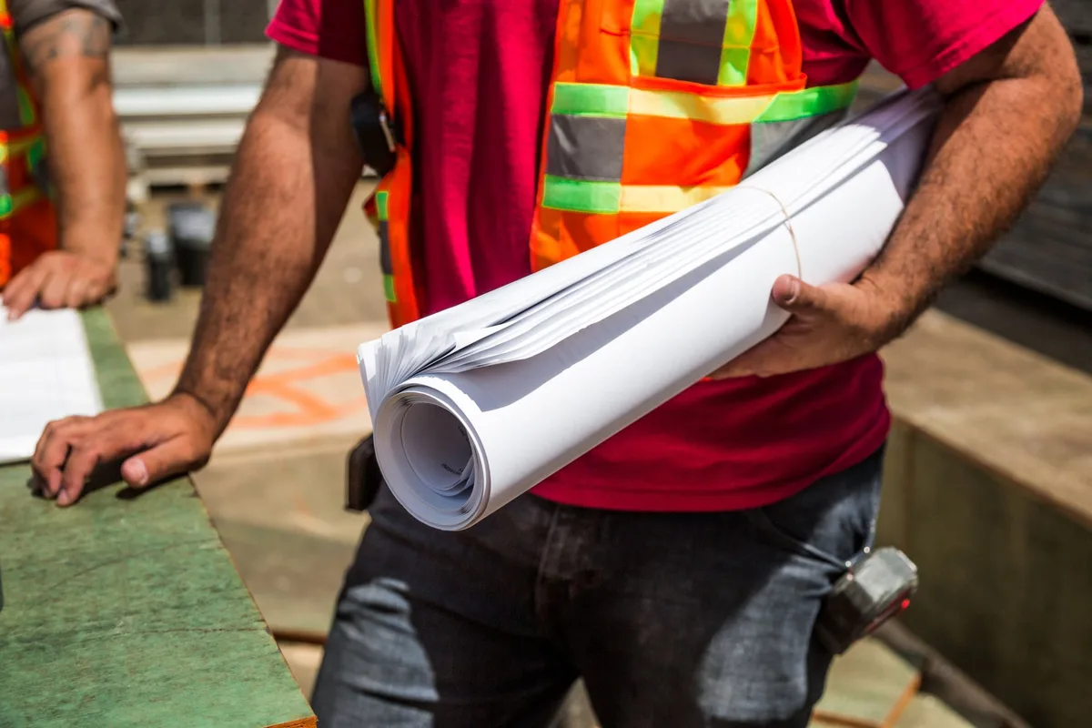 Équipe de construction coordonnant un chantier de réhabilitation