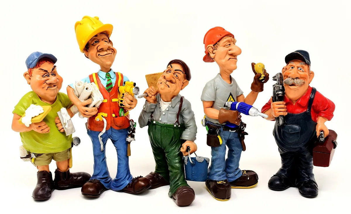 Artisan consultant des devis et plans de rénovation sur un chantier