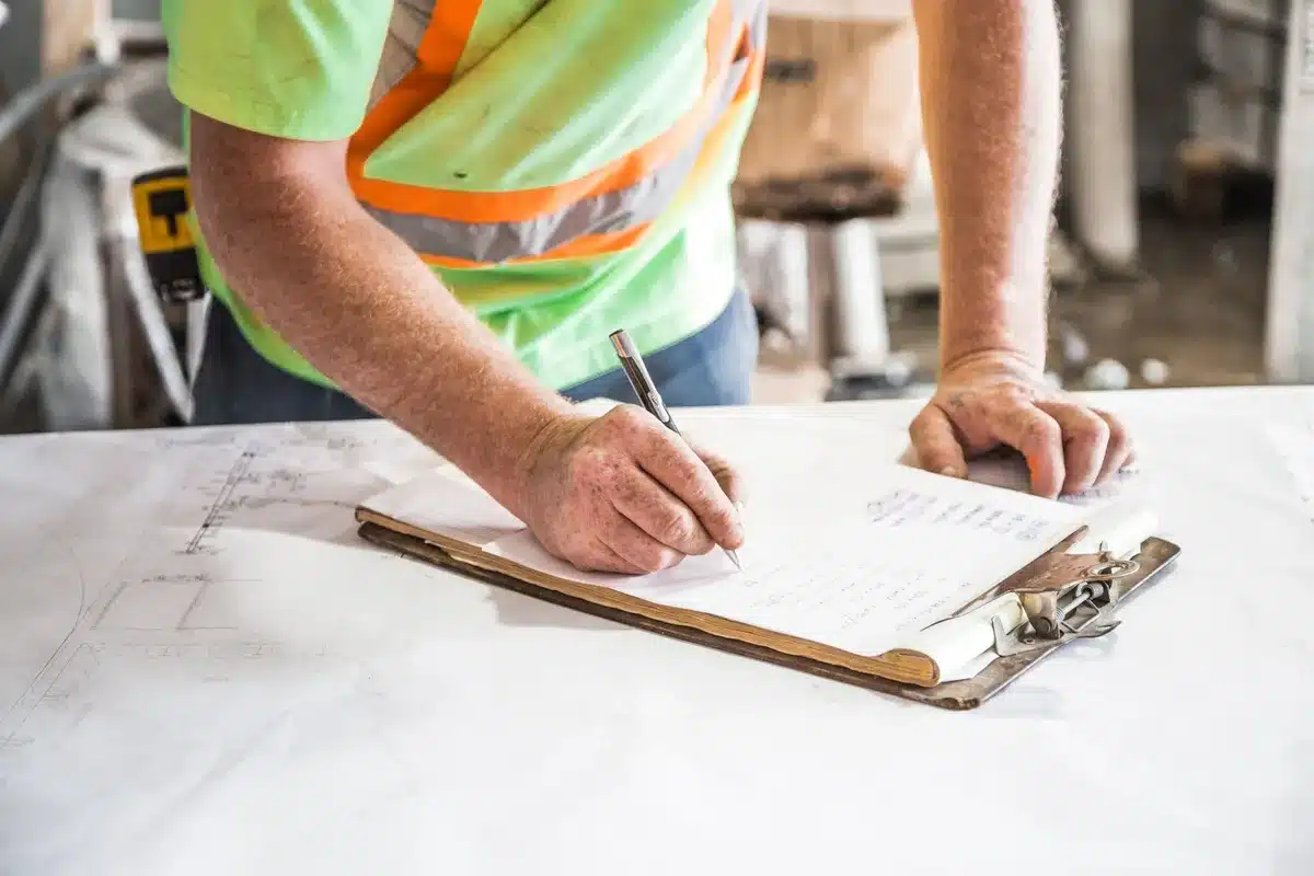 Planning partagé et calendrier de chantier affichés pour coordonner les interventions