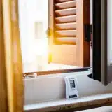 Solutions pratiques pour maintenir un logement frais sans climatisation
