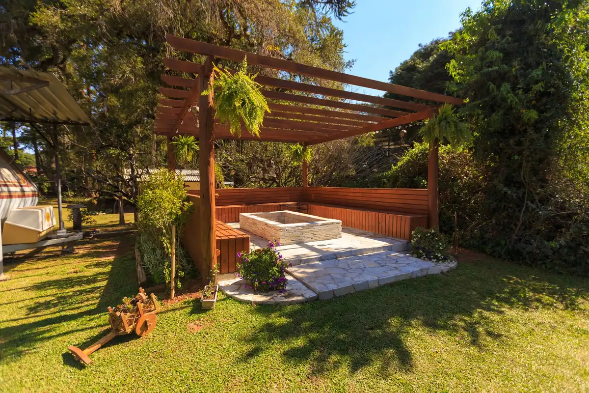 Pergola adossée à une maison créant un espace ombragé sur la terrasse