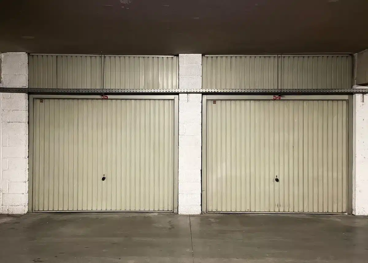 Garage double avec deux portes simples côte à côte ou une seule grande porte