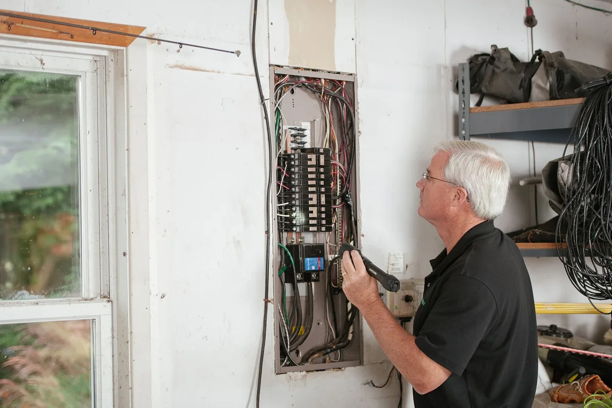 Électricien travaillant sur un tableau électrique lors d'une installation ou rénovation