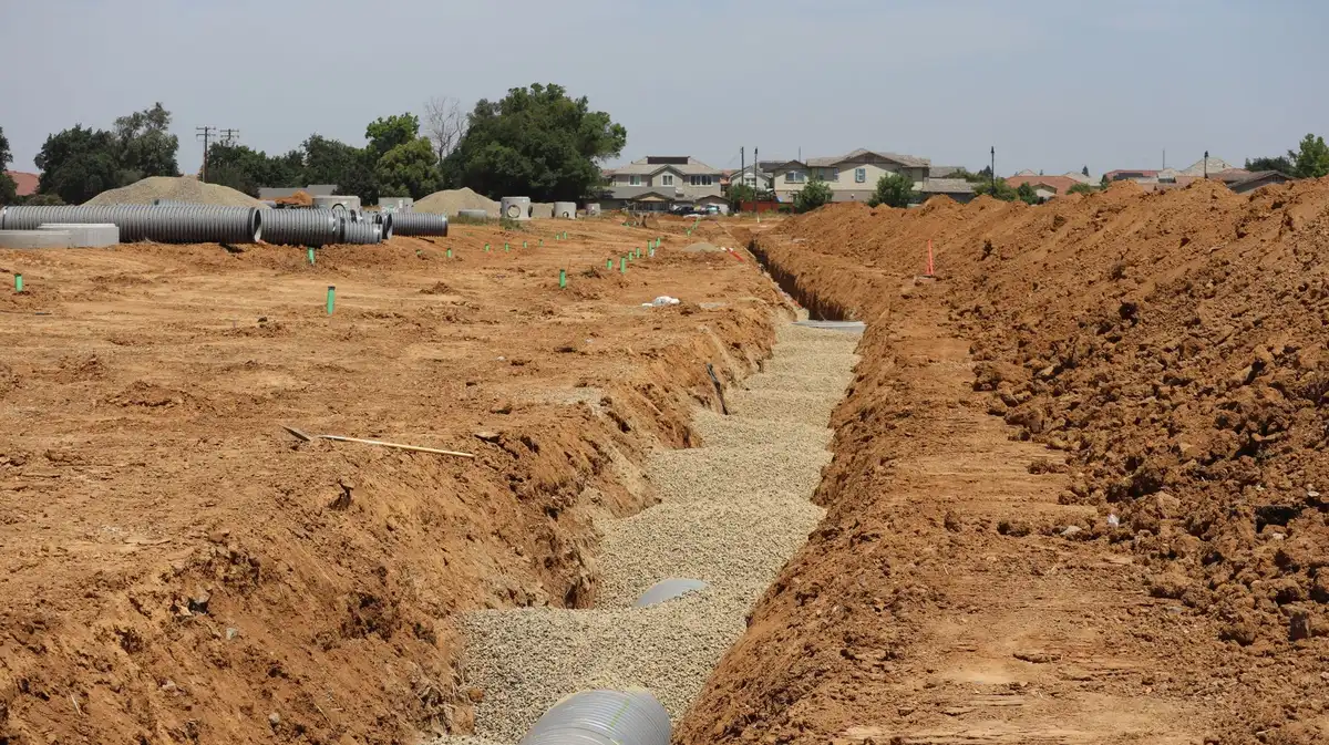 Tranchée de décaissement avec système de drainage et gestion des eaux souterraines