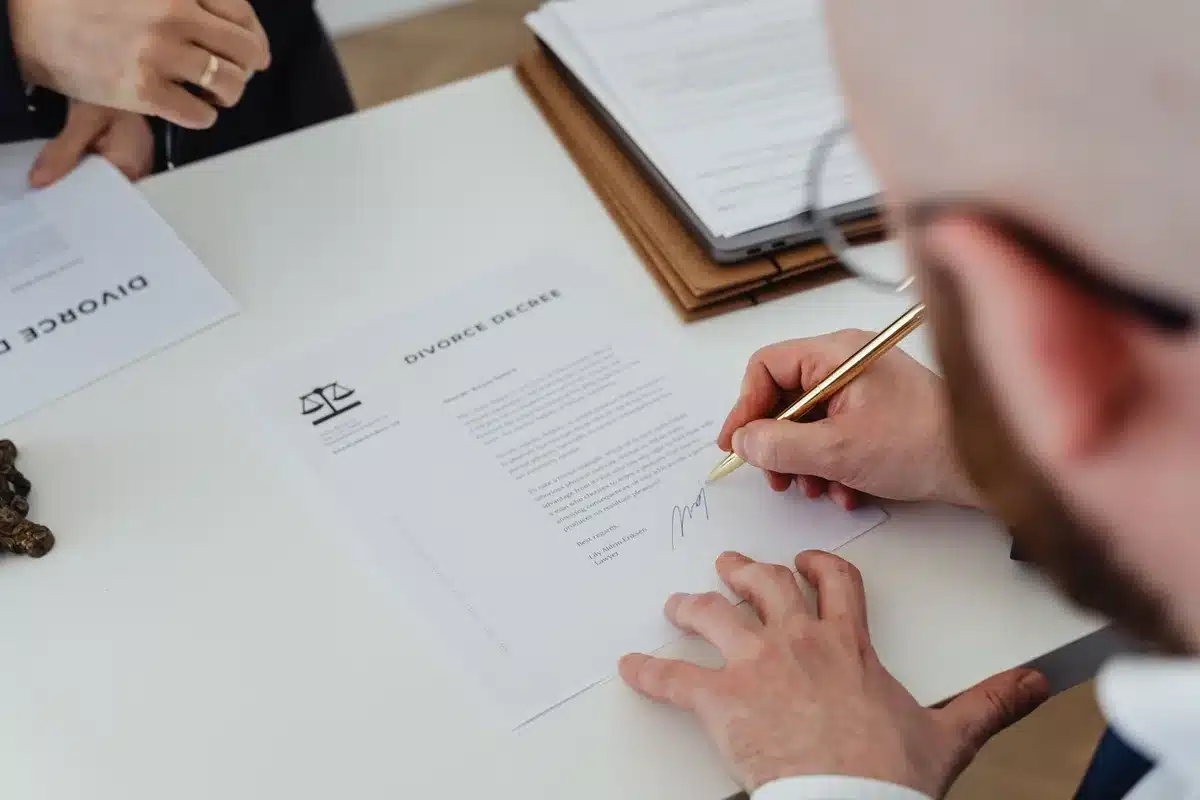 Main écrivant un testament manuscrit à la main avec un stylo