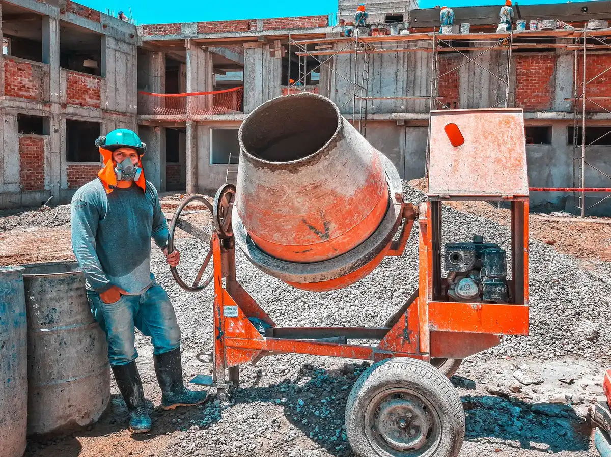 Chantier en cours dans un immeuble avec mesures de protection des parties communes