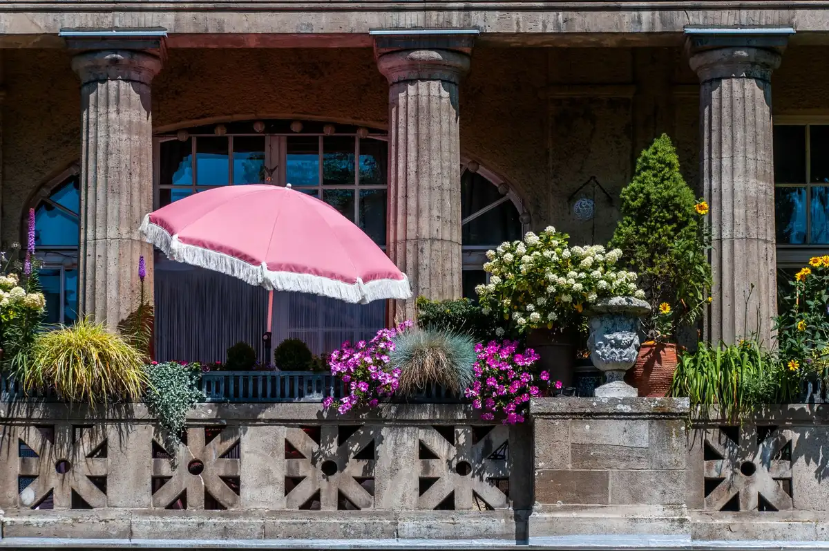 Balcon avec plantes grimpantes créant une zone d'ombre naturelle pour rafraîchir l'intérieur