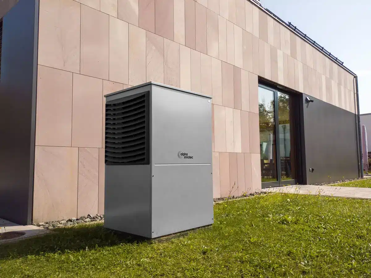 Unité de pompe à chaleur air-air installée en façade d'un logement résidentiel