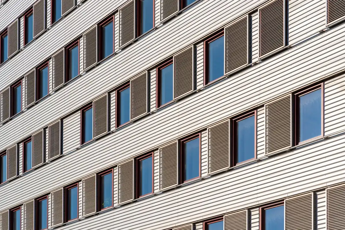 Stores extérieurs fermés sur fenêtre pour bloquer la chaleur solaire