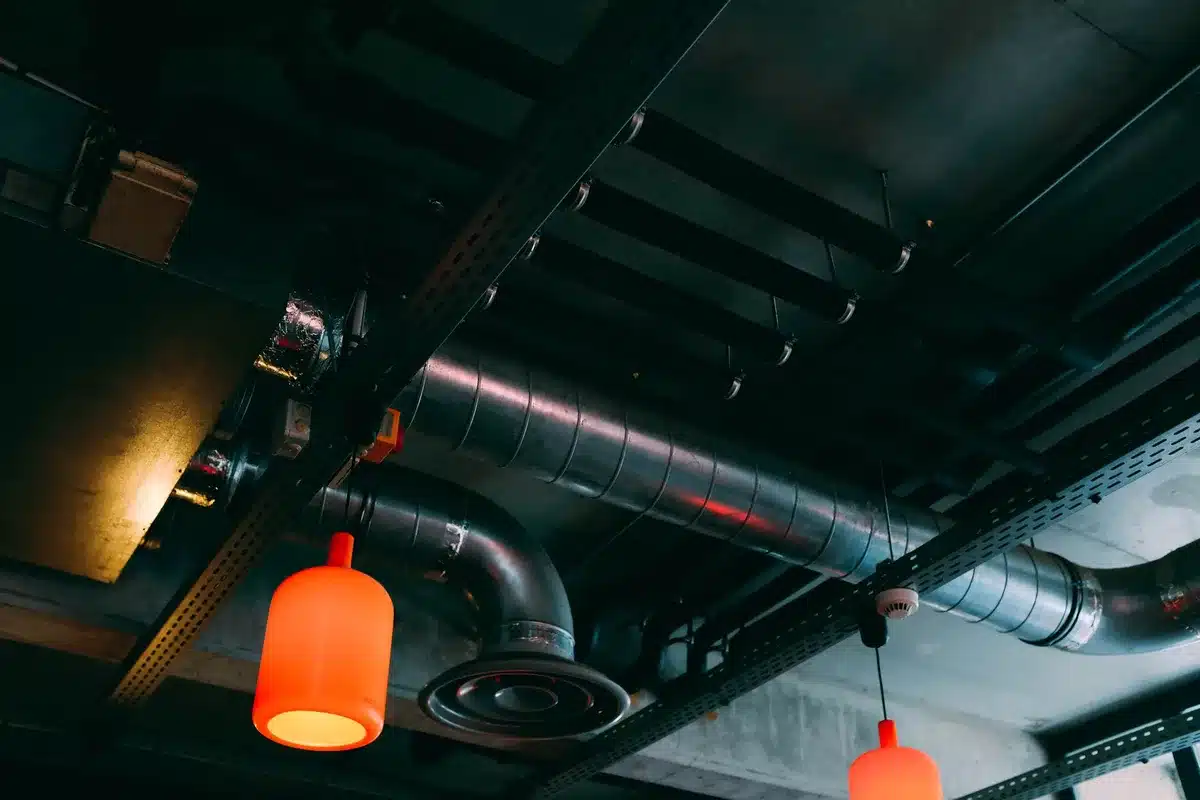 Système de ventilation mécanique avec conduites d'air pour extraction d'humidité en sous-sol