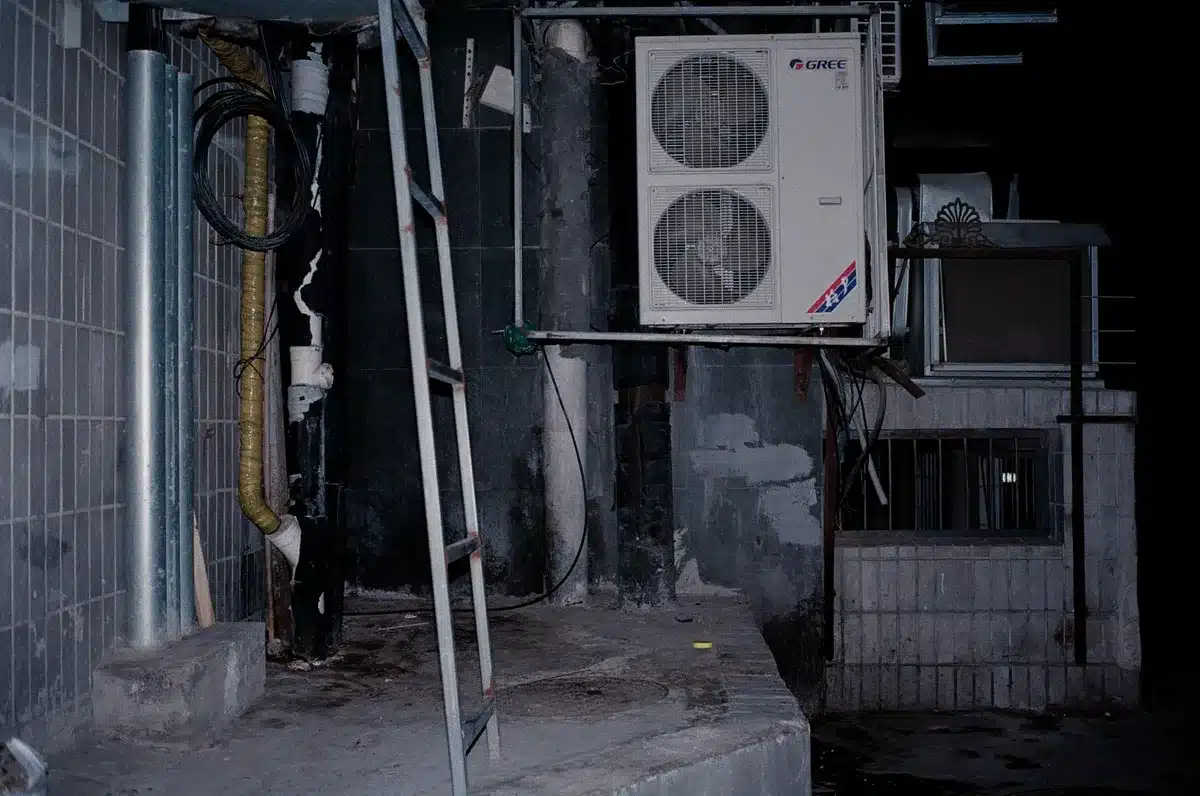Vide sanitaire bien aménagé avec canalisations, isolants et ventilation visible