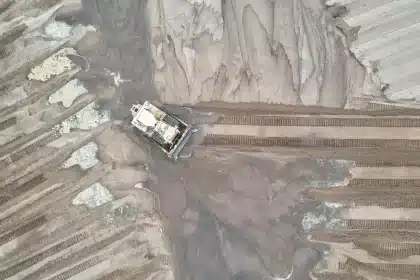 Terrain de construction avec équipements d'arpentage et marquages de réseaux
