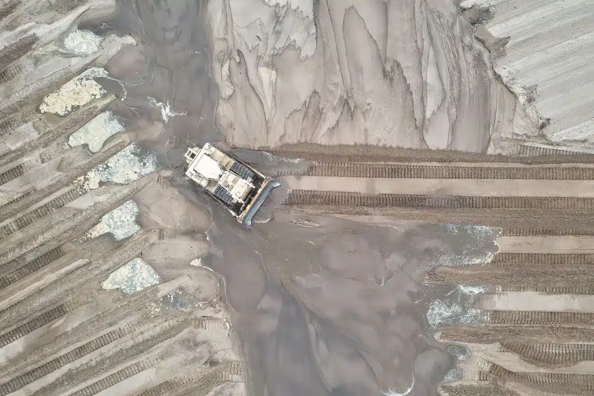 Terrain de construction avec équipements d'arpentage et marquages de réseaux