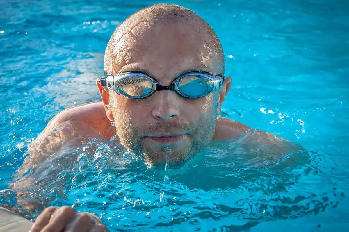 Test de détection de fuite avec un seau posé sur une marche de piscine