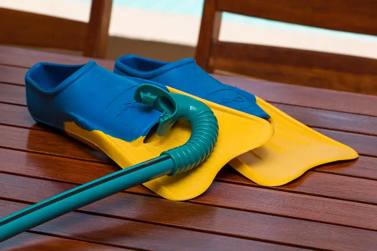 Surface d'une piscine sous le soleil avec une couverture de protection à proximité