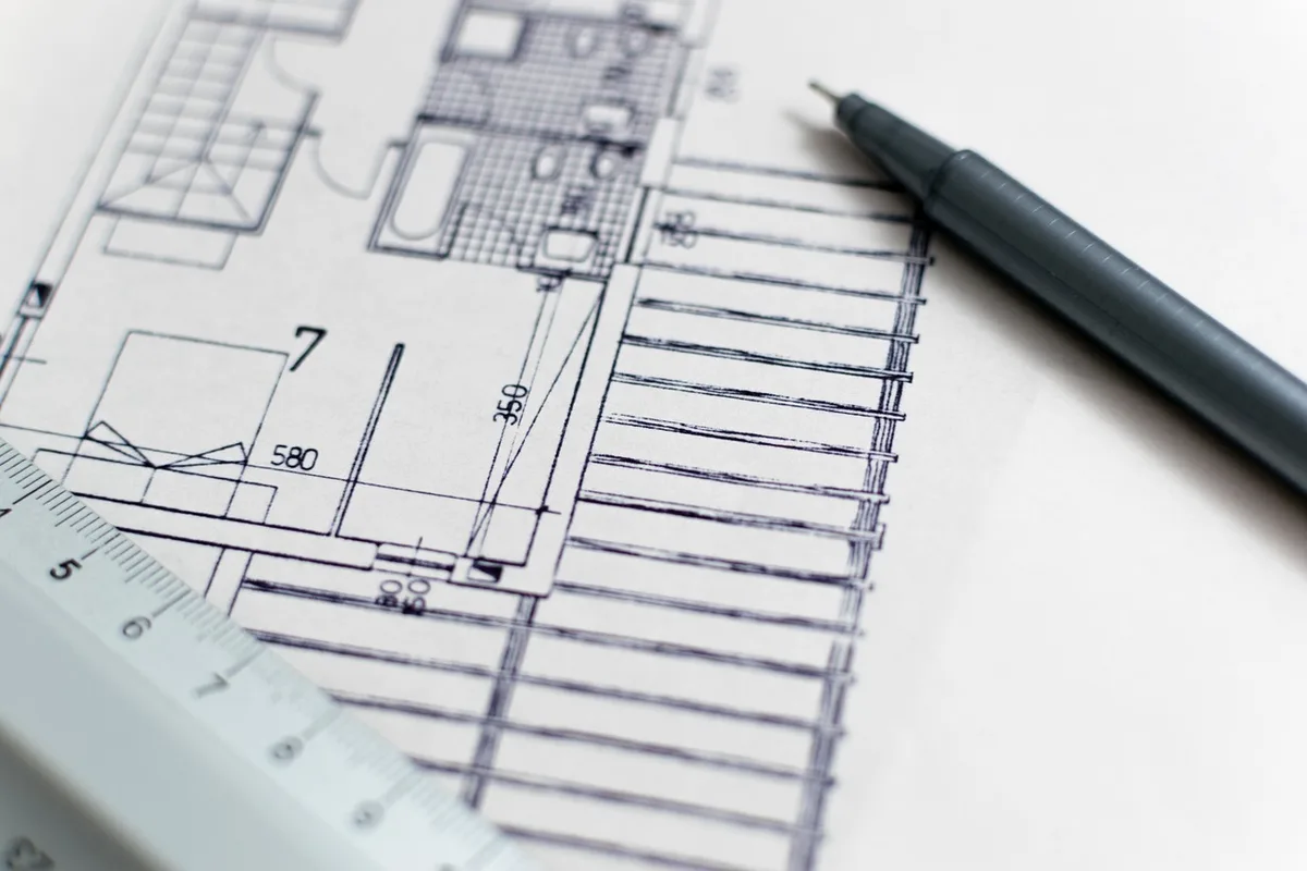 Chantier de rénovation avec plan et liste de vérification