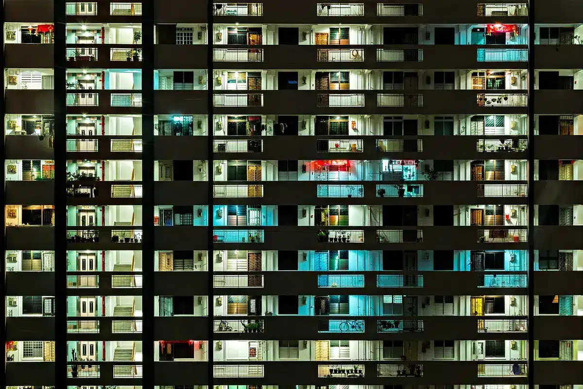 Appartement en centre-ville exposé à la chaleur, fenêtres fermées