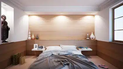Intérieur lumineux avec volets fermés projetant des ombres géométriques, ambiance chaude et étouffante
