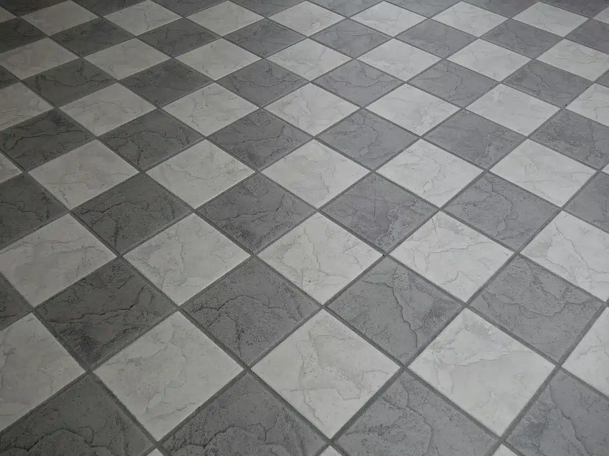 Vue rapprochée d'un carreau examiné pour identifier peinture et matériau