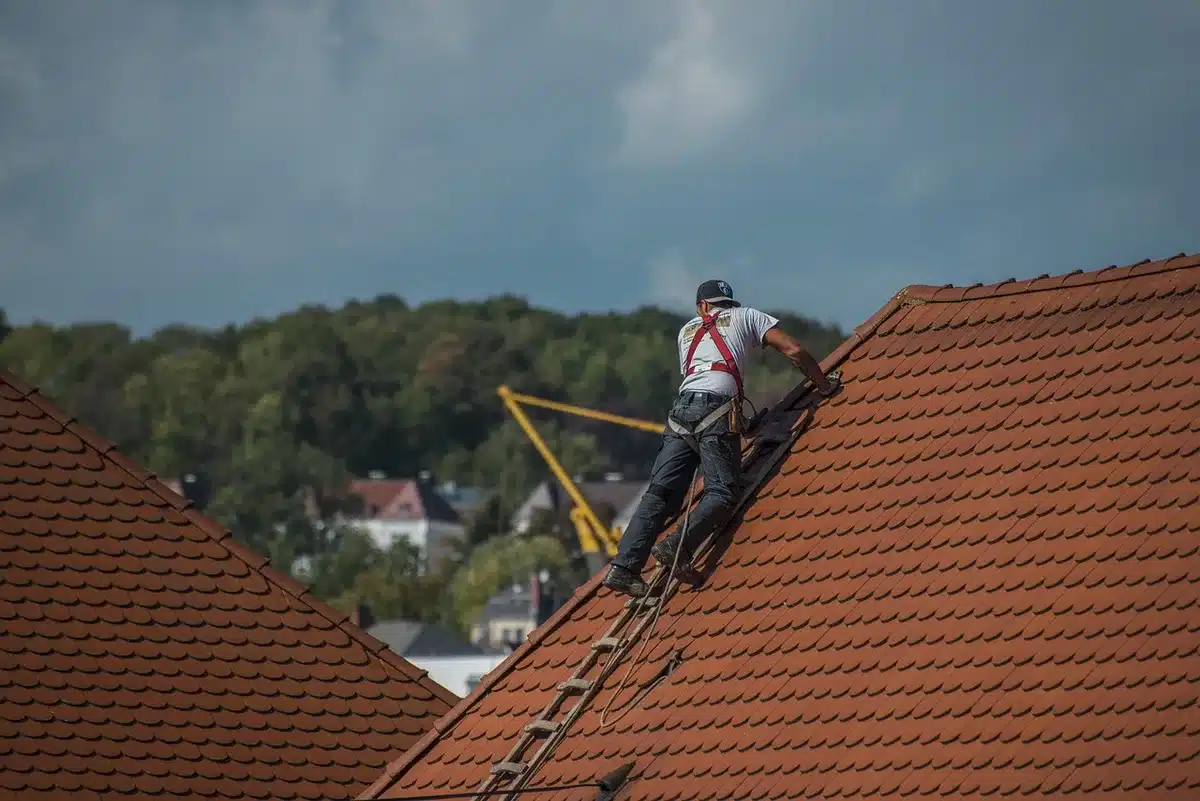 Outils et mains travaillant sur des joints de carrelage