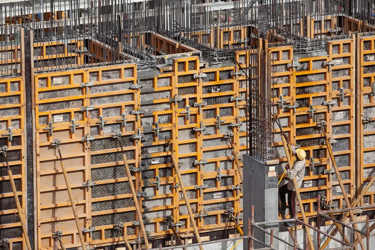 Ouvriers travaillant sur des fondations d'extension en plein jour