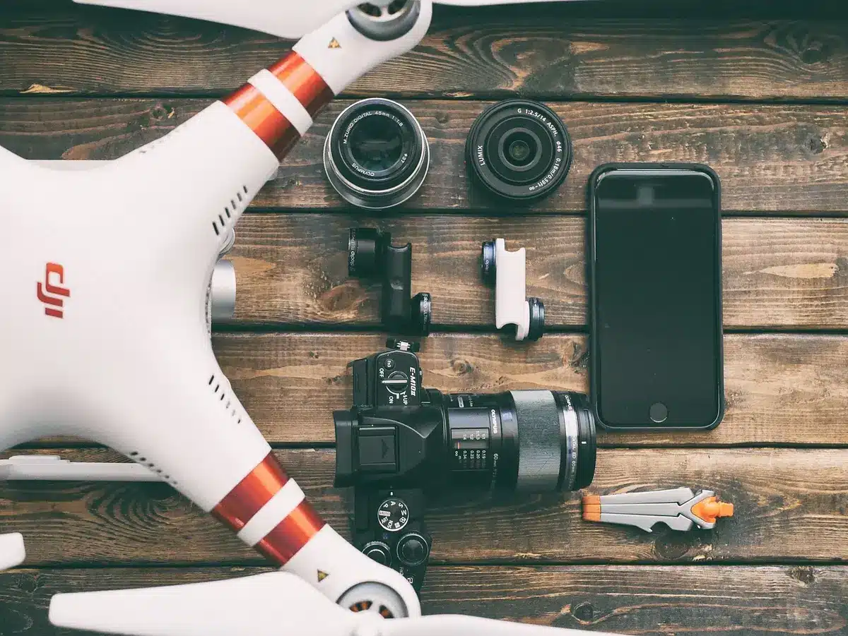 Appareil de relevé (drone et station totale) sur un terrain pour mesurer la topographie