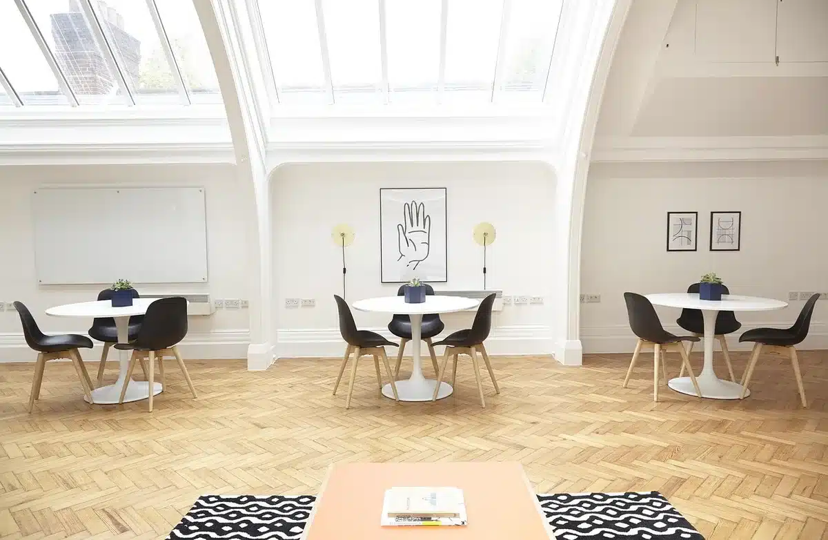Intérieur lumineux d'une véranda aménagée montrant l'impact de la surface sur l'usage