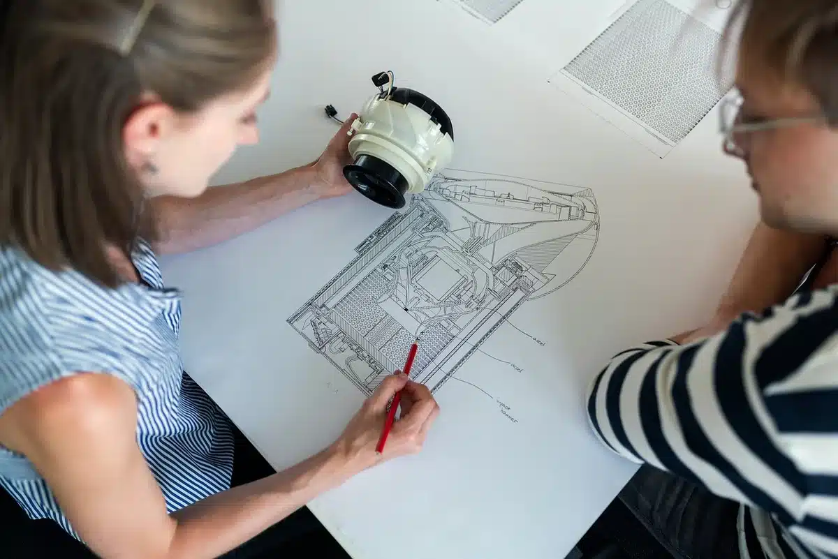 Croquis d'architecte et plans sur une table en lumière naturelle