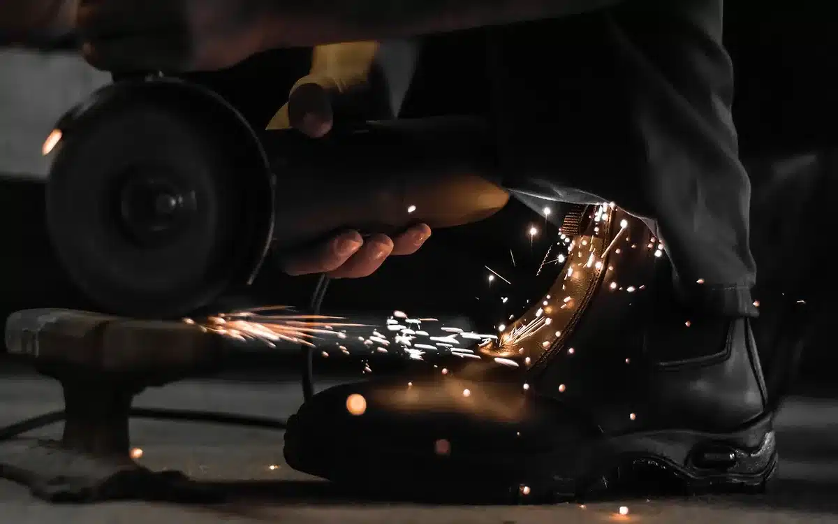 Technicien effectuant l'entretien d'une chaudière de chauffage