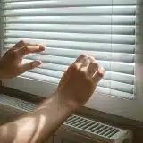 Comment fermer les volets la nuit pour réduire votre facture d’énergie ?